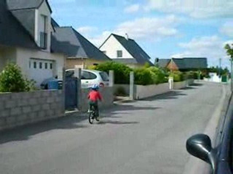 Tugdual fait du vélo sans roulettes