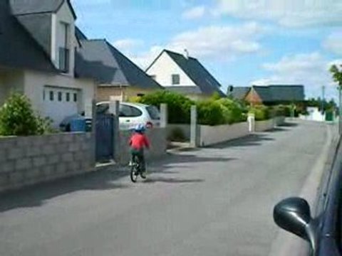 Tugdual fait du vélo sans roulettes