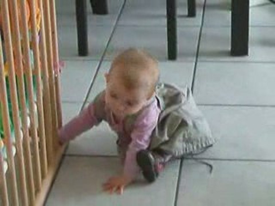 Petite Louise applaudit