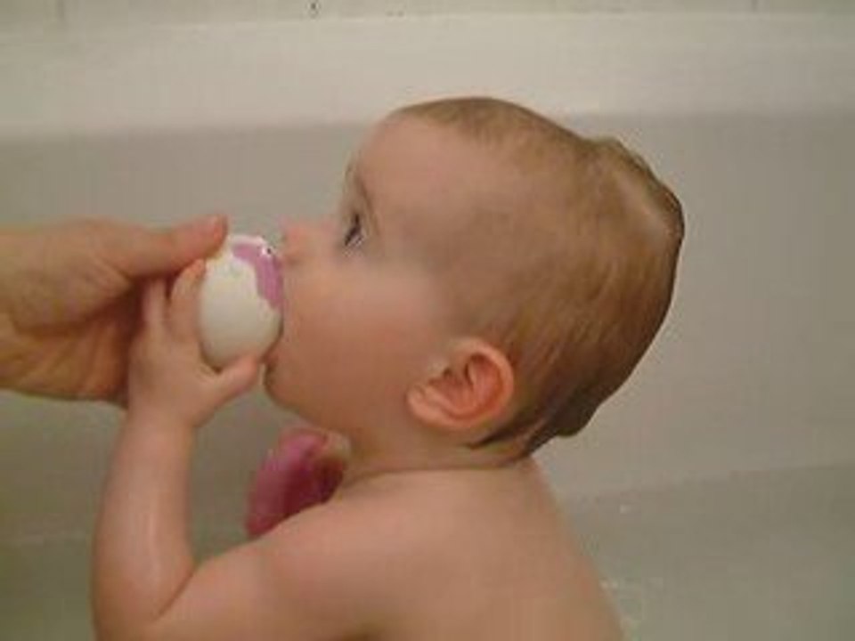 Petite Louise s'amuse avec ses jouets de bain