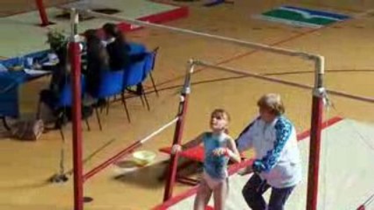 Mallaury aux barres compétition régional St Brieuc 2009