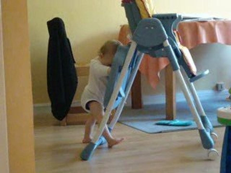 Pacôme joue avec la chaise haute