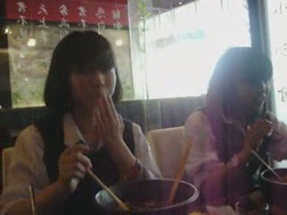 Tama au Japon. Diner en uniforme avec ses coupines