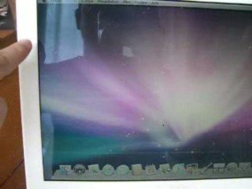 MacBook blanc écran clignotant ligne horizontale