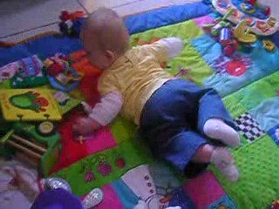 Jules se retourne du dos sur le ventre