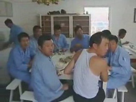 Drapeau rouge sur continent noir_1/3