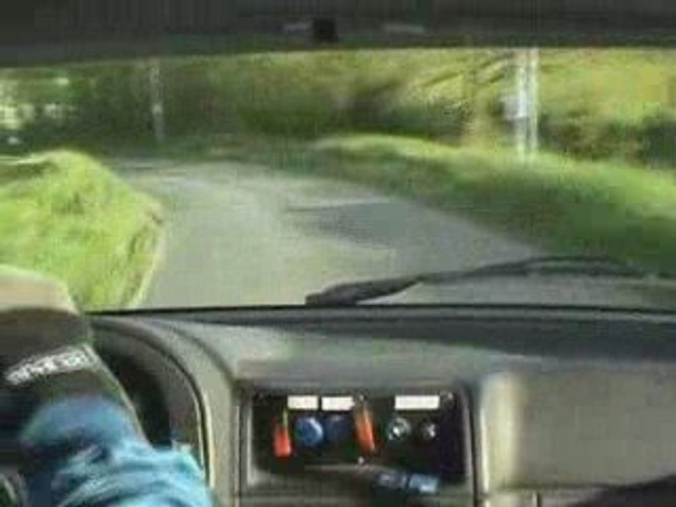 Rallye de la Suisse Normande 2009 - glisse entre maisons