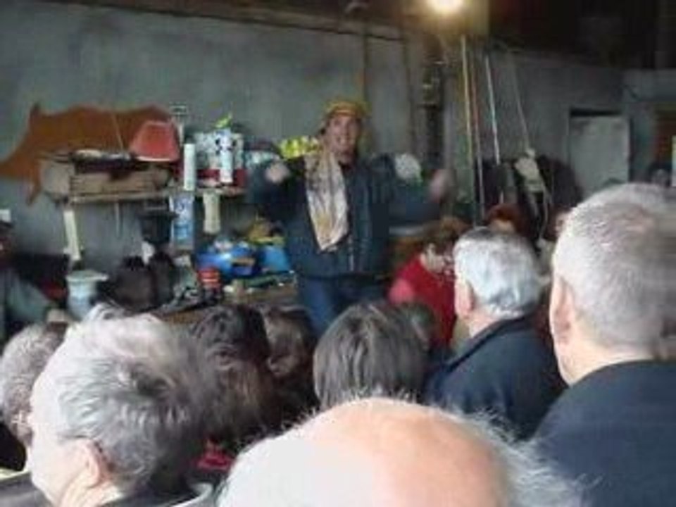 Francis Lalanne sous un hangar dans l'Ain 1/2