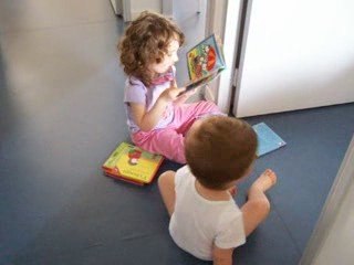Elle lit une histoire à son frère