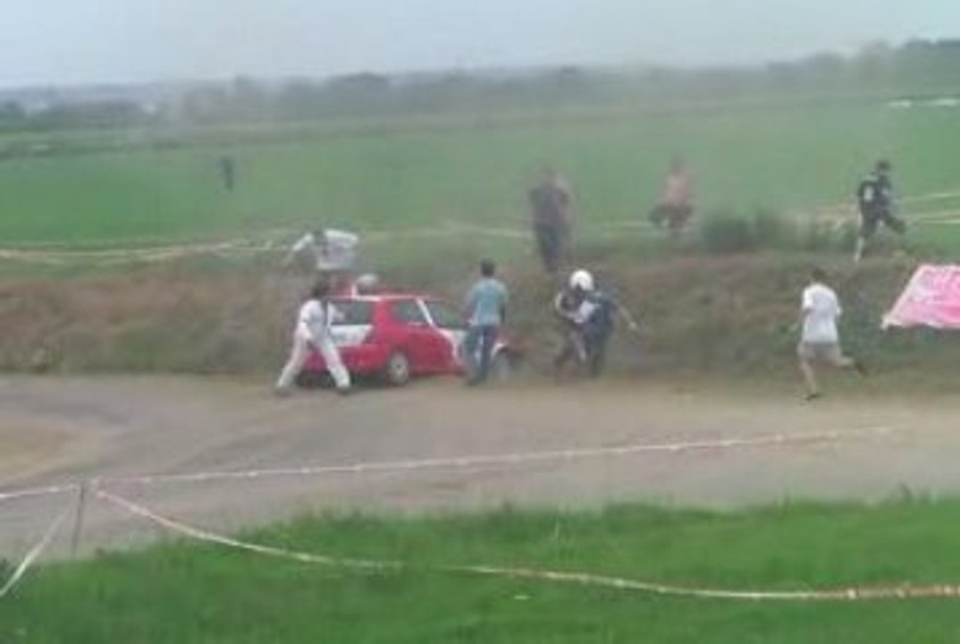 sortie de route n 63 au rallye de mezidon 2009