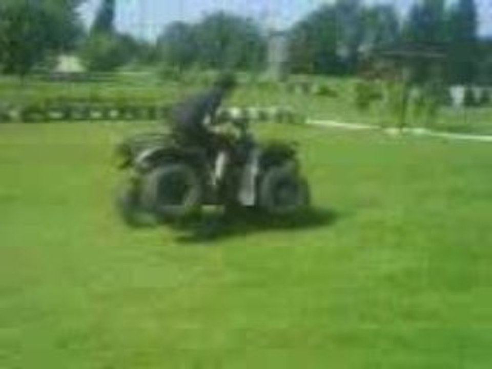 Moi sur deux roue en quad x)
