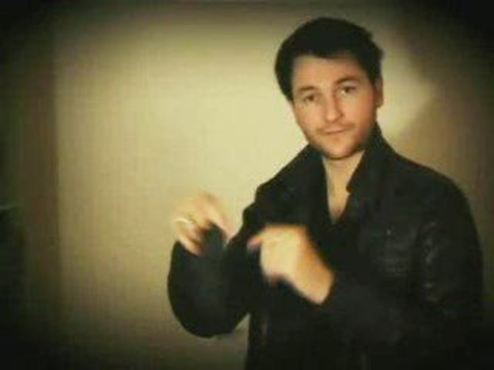 Tour de magie : lévitation d'une rose en papier