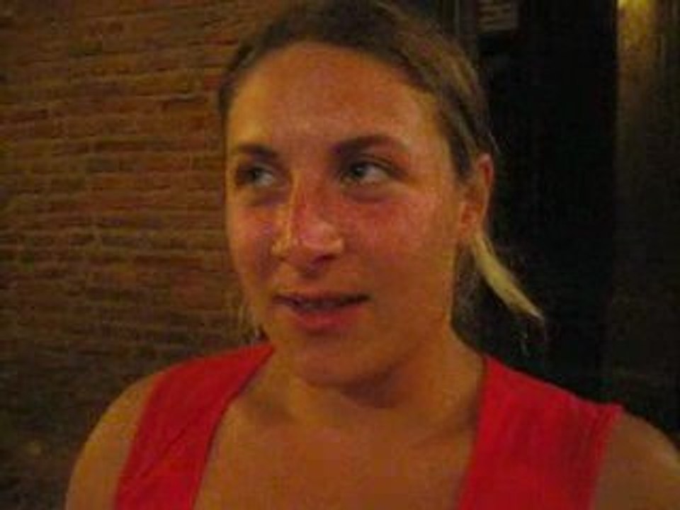 Chloe commente le match apres un repas arrose!