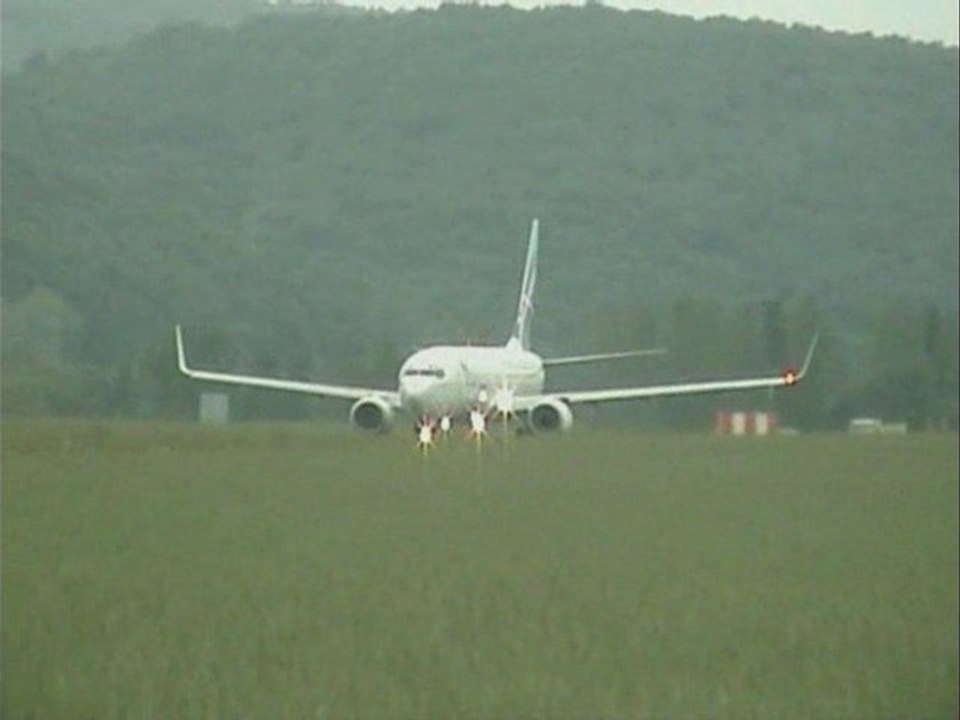 AEROPORT TARBES-LOURDES PYRENEES MAI 2009