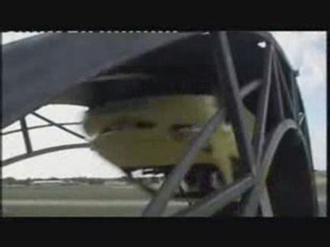 steve truglia fait un looping voiture grâce aux pneus Dunlop