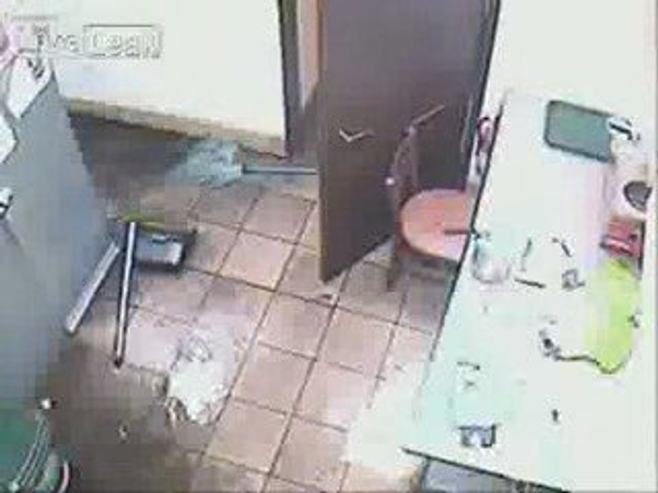 Régis fume une cigarette