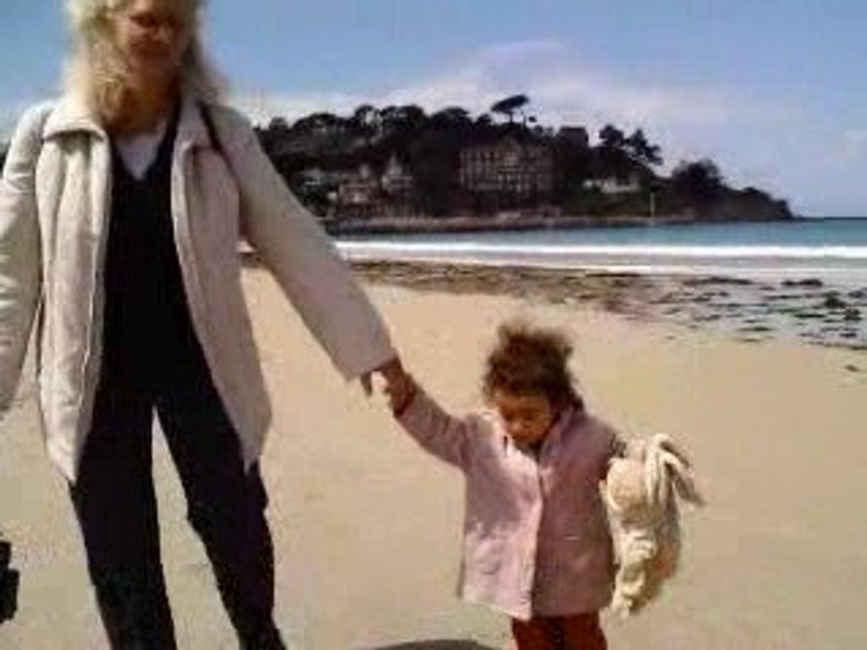 gabrielle découvre la plage