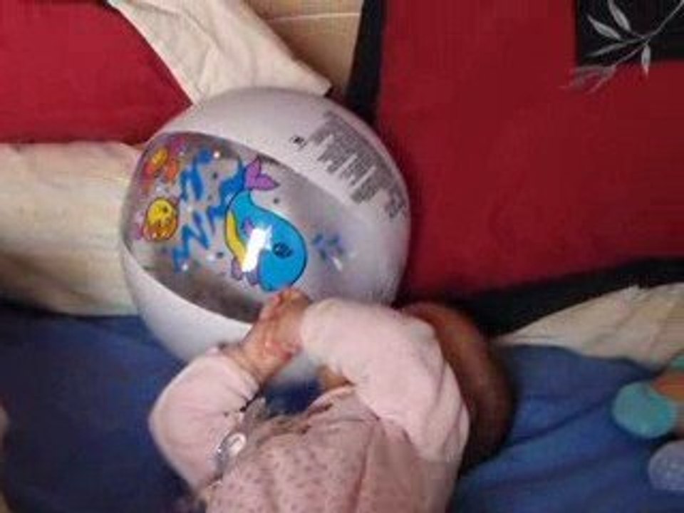 maelyne et le ballon de plage de carla