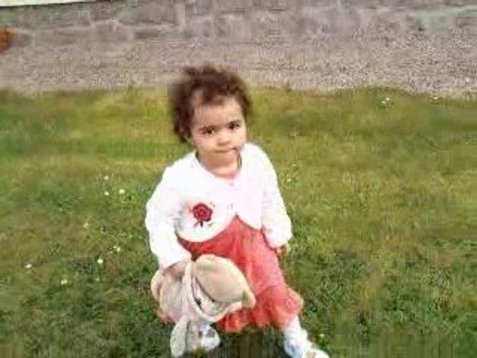 gabrielle dans le jardin de son arrière grand mère