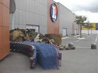 Action des producteurs de lait devant le Leclerc de Dinan