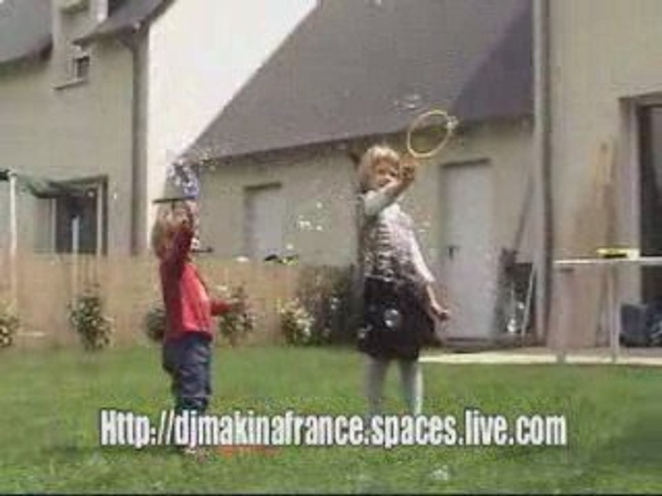 Clara & Léane : Les filles font des bulles de savon