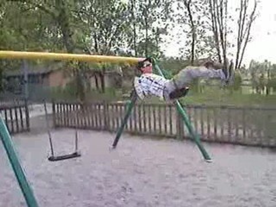 Regis fait de la balancoire