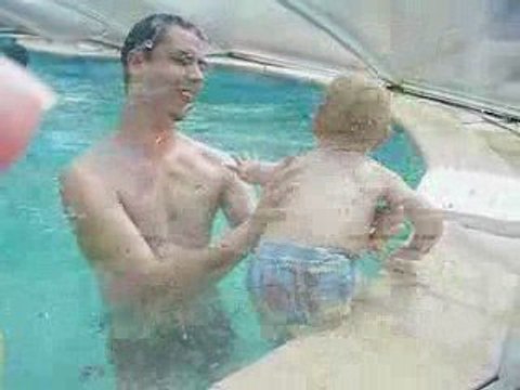 bebe saute dans la piscine (val été 09)