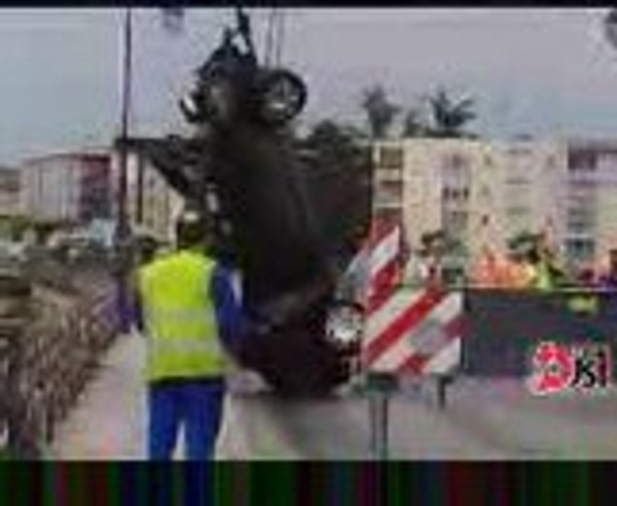 Accident macon récupération de la voiture tombée dans la Saô