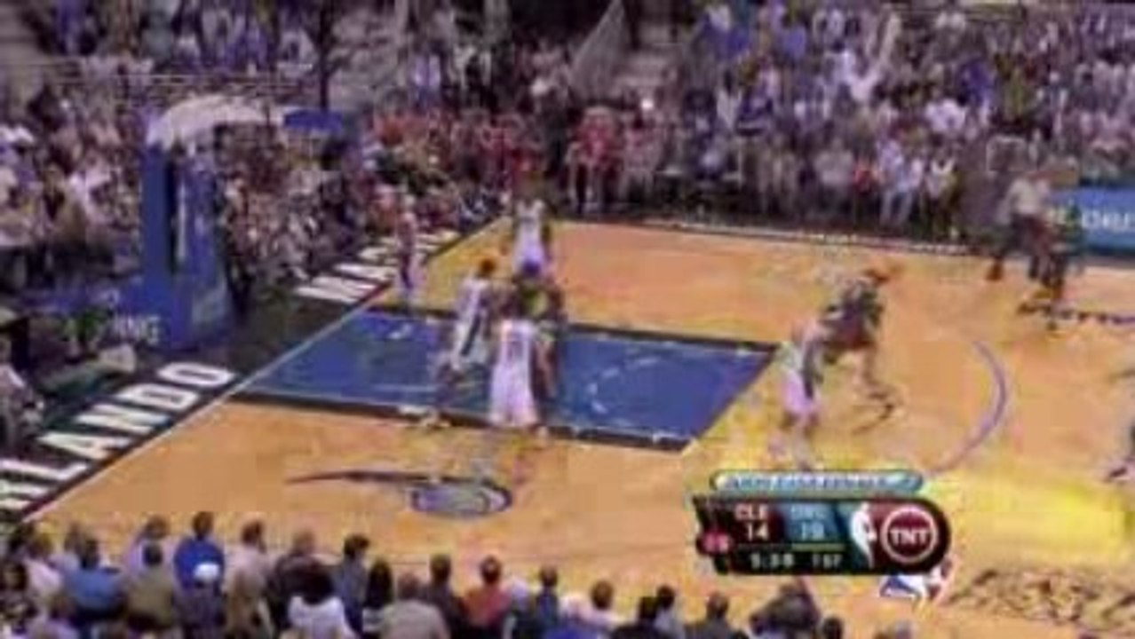 LeBron James goes behind-the-back to find Anderson Varejao f