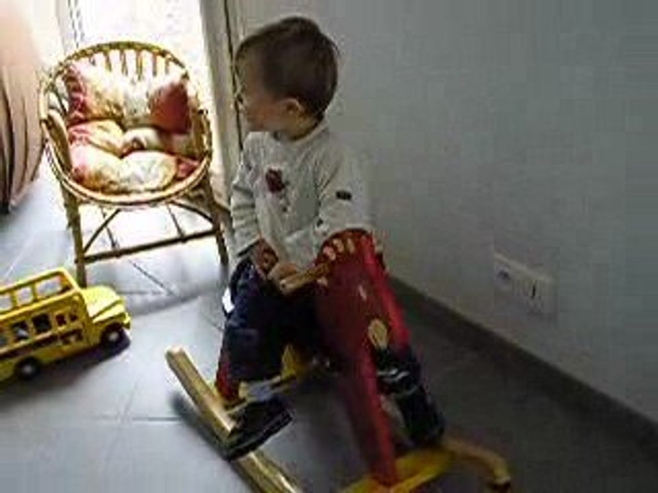 enzo enfourche son cheval