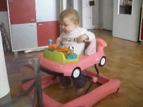 Les premiers pas d'Eloïse en trotteur