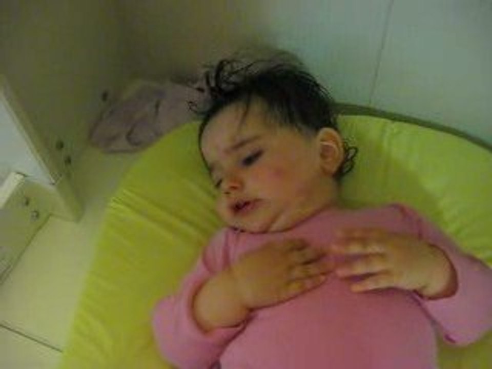 Avec mes mains je joue à "caché"