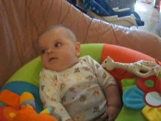 Ethan dans son coussin a presque 5 mois