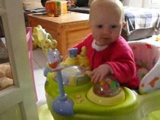 camille bouge avec le trotteur