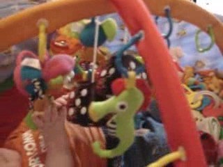 Ethan dans son parc a 4 mois et demi