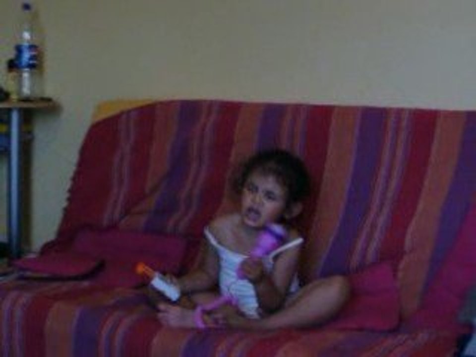 Emma qui chante TOKIO HOTEL 25/05/09