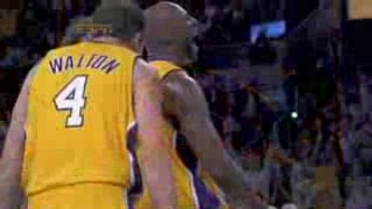 Lamar Odom Dunk over Chris 'The Birdman' Andersen and shows