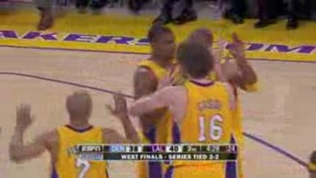 Pau Gasol finds Andrew Bynum with the over-the-shoulder pass