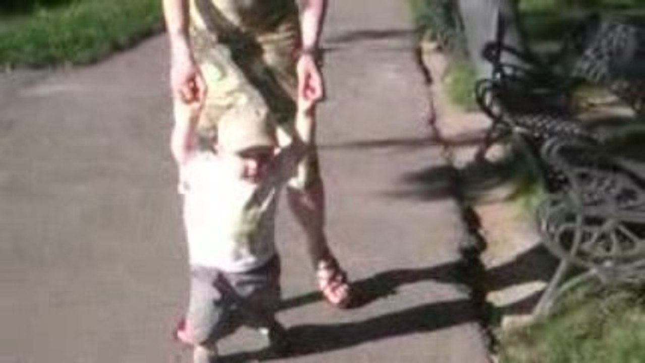 Noé au parc qui marche (presque)