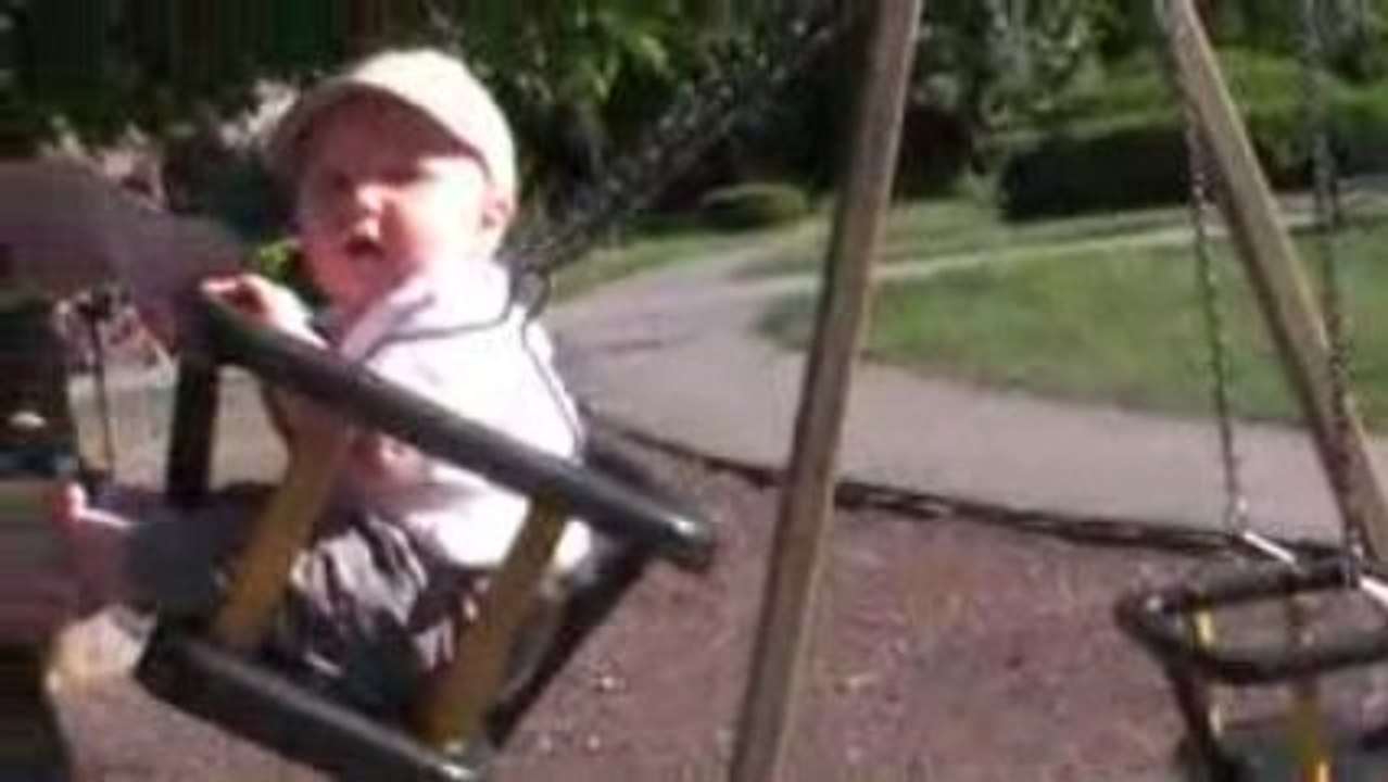 Noé fait de la balançoire