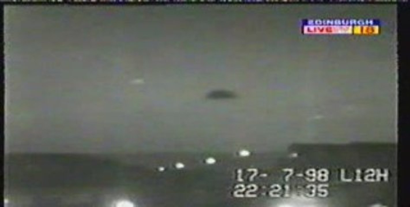 un OVNI se déplaçant lentement dans le ciel !!!