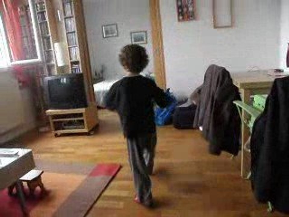 Samy danse sur Michael Jackson