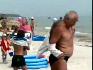 russe bourré à la plage