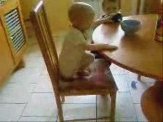 Lynn fait en colére, monte sur la chaise, fait les yeux noir