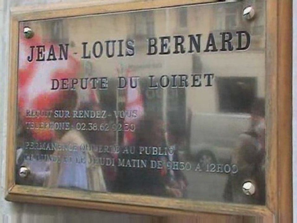 Rassemblement devant la permanence du député UMP J-L Bernard