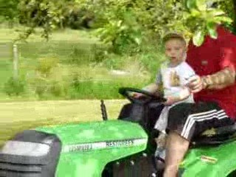 lucas conduit le tracteur