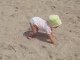 Alycia à la plage qui fait le crabe
