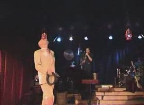 Le baron magicien-jongleur, magie close-up à Marseille