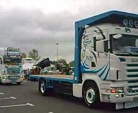 rassemblement camions decorés et peints a Dol de bretagne