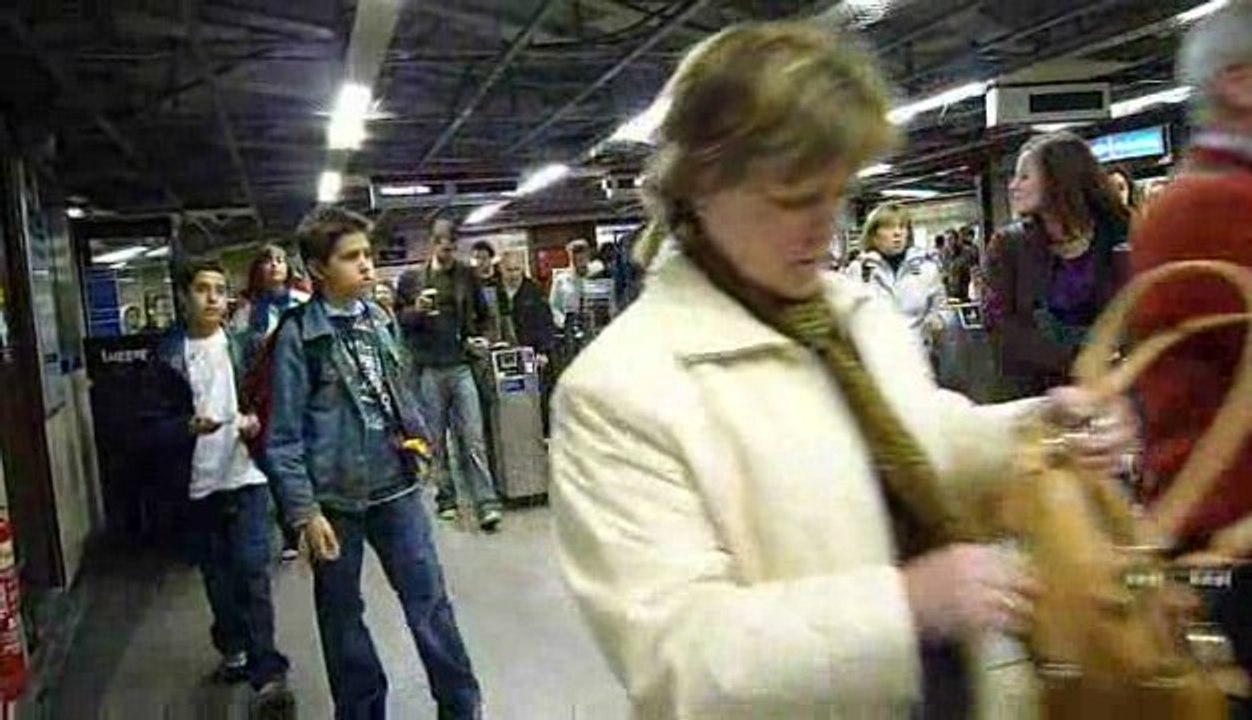 Gente saliendo del metro en Londres